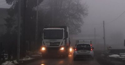 Gęsta mgła na drogach. Jak zachować bezpieczeństwo